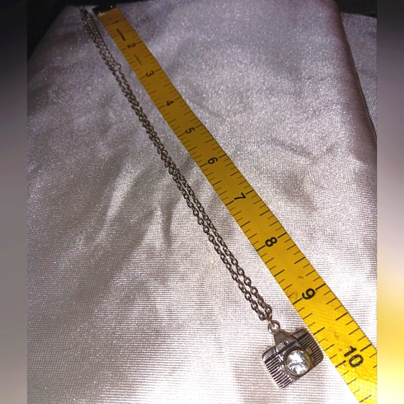 Photographers bling silver tone camera pendant with rhinestone lens. - Picture 4 of 6